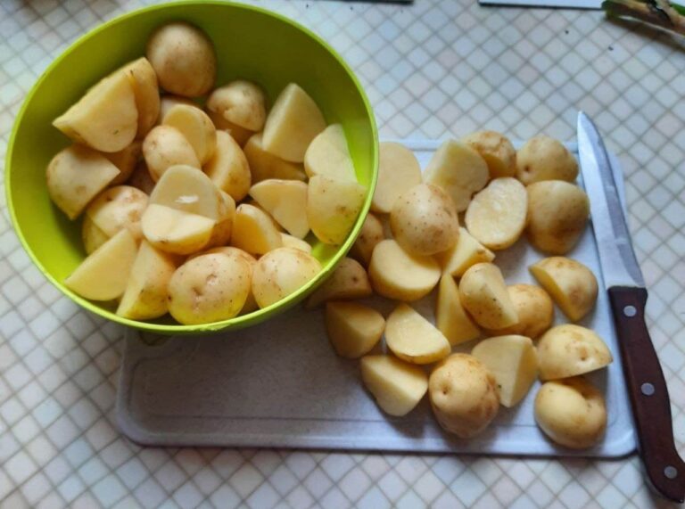 Картошка на сковородке. Рецепт картошки в кожуре на сковороде. Жареная мелкая картошка. Молодая картошка обжаренная на сковороде. Рецепт картошки в кожуре на сковороде.