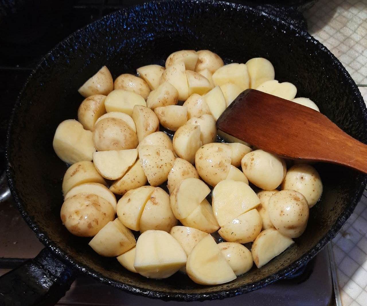 Молодая картошка жареная в мундире. Жареная картошка на сковороде. Жареная молодая картошка. Молодой картофель в молоке на сковороде. Обжарить молодую картошку на сковороде.