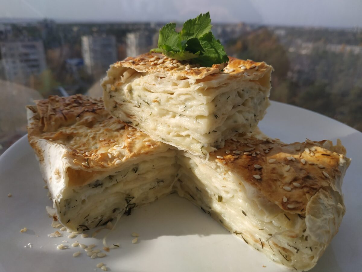 Пирог из лаваша с сыром и зеленью