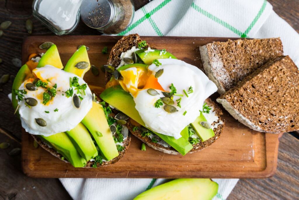 Как приготовить идеальные яйца пашот без уксуса и вихря воды