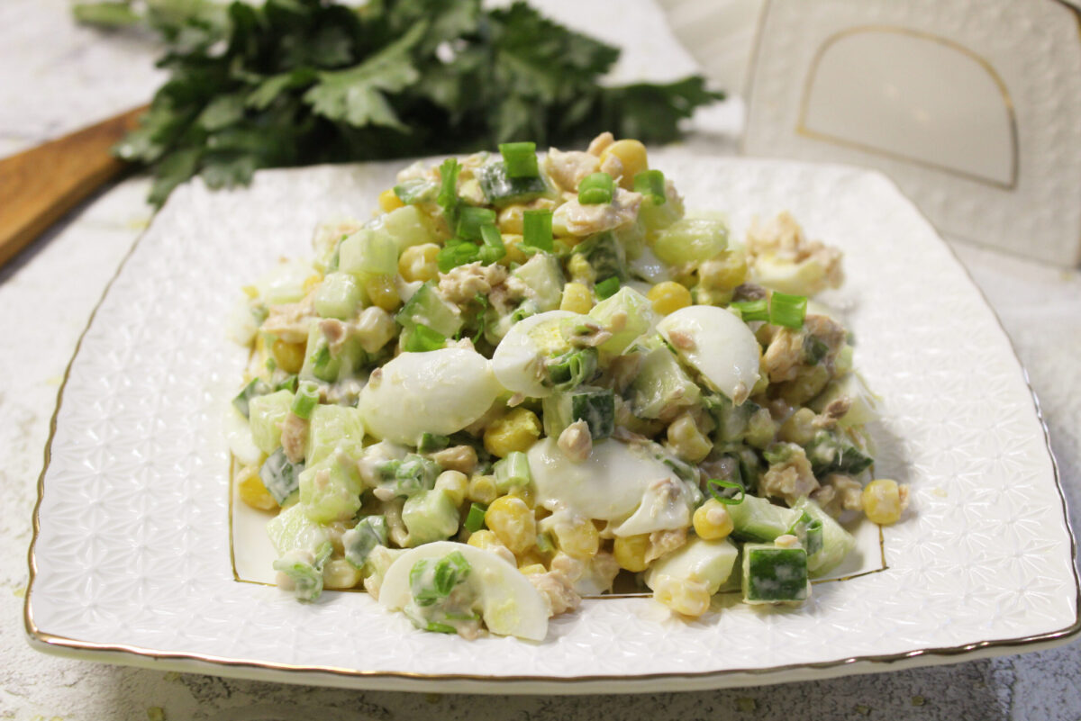 Салат из консервированной горбуши с огурцом и кукурузой