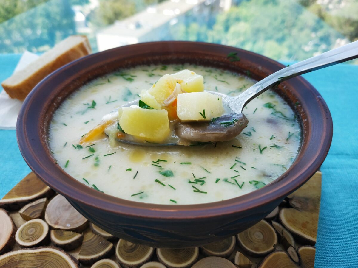 Грибной суп с шампиньонами и плавленым сыром