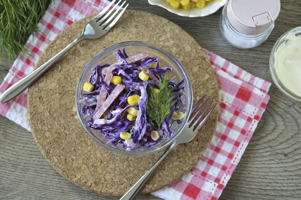 Салат из краснокочанной капусты с кукурузой и колбасой