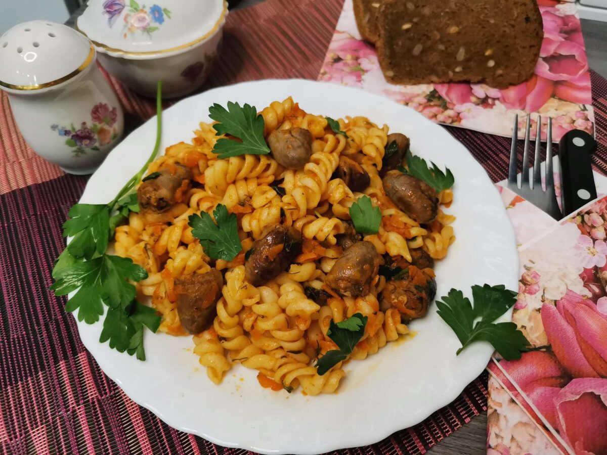 Куриные сердечки с овощами и макаронами в сковороде