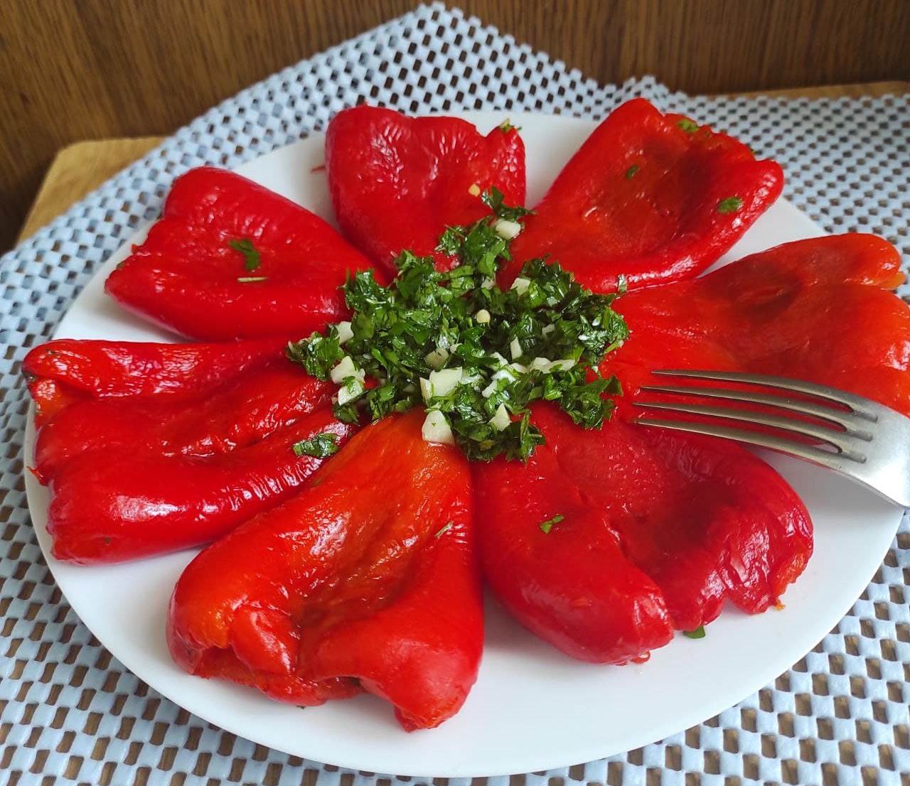 Жареный болгарский перец с чесноком и зеленью