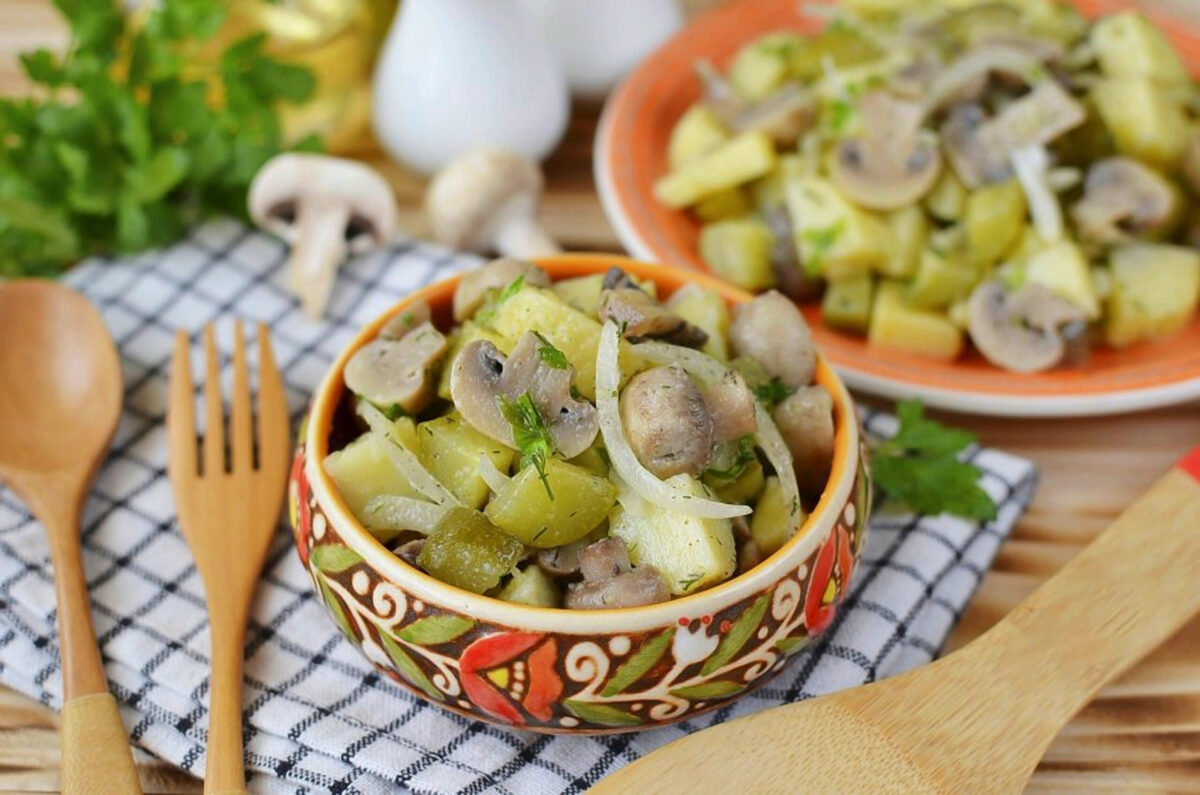 Картофельный салат с маринованными грибами и солёными огурцами