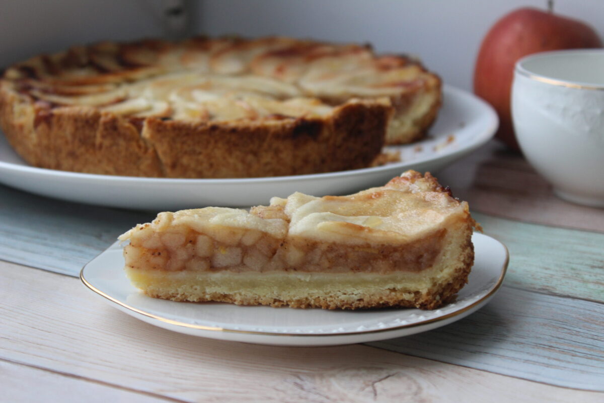 Открытый пирог с карамельными яблоками и корицей