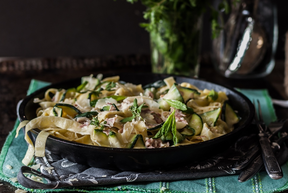 Паста в сливочном соусе с беконом и цукини