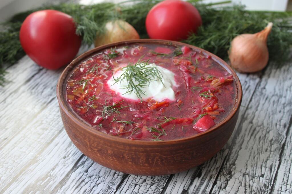 Немного этого ингредиента — и борщ станет в разы вкуснее