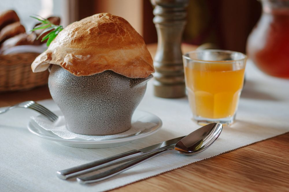 Горшочки с овощами и говядиной под хлебной шапкой