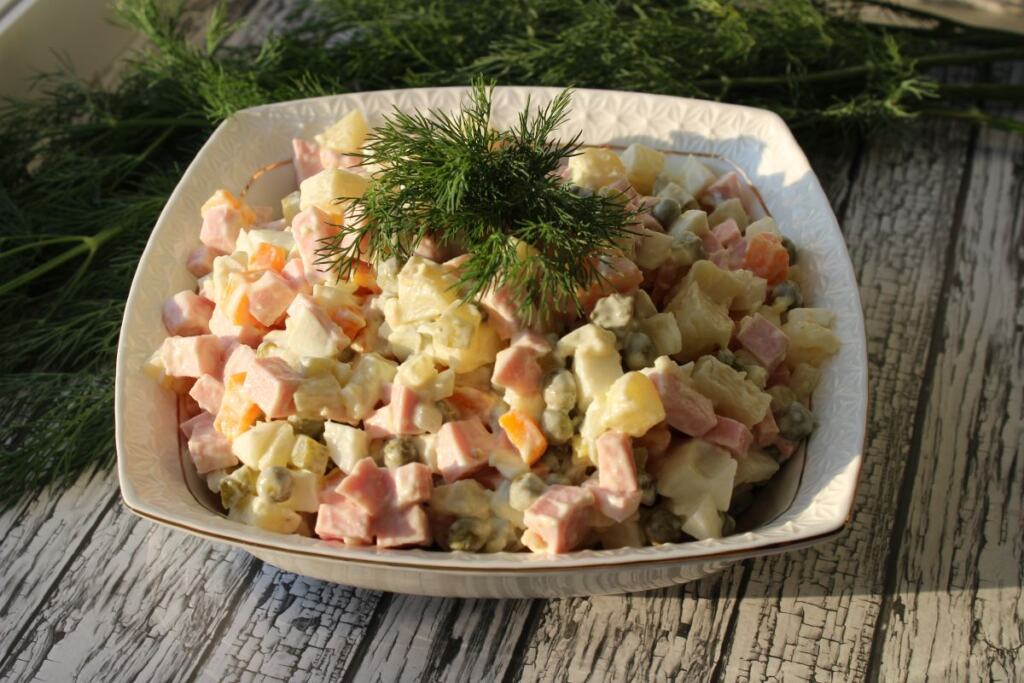 Ресторатор дал совет, как сделать салат «Оливье» вкуснее