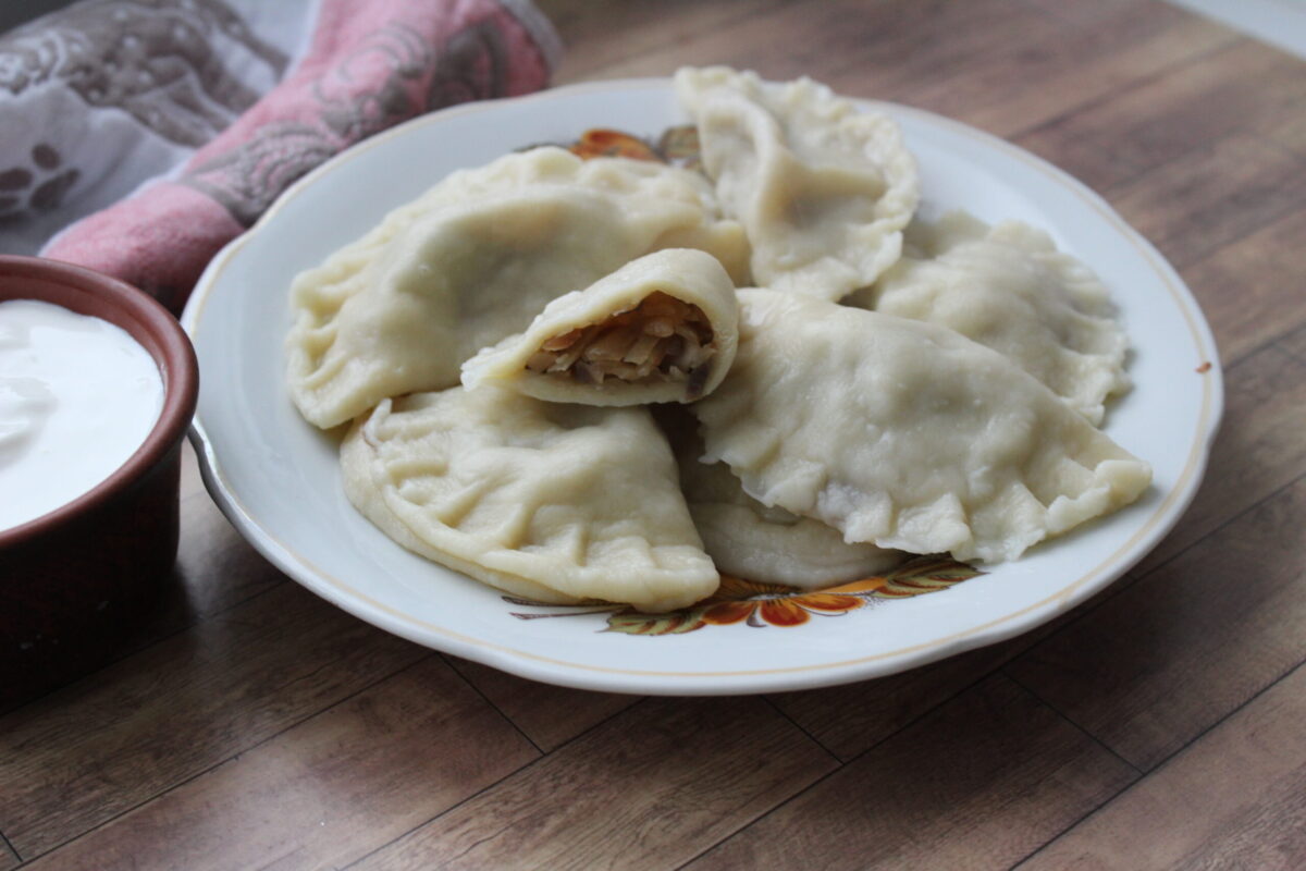 Домашние вареники с капустой и грибами под грибным соусом