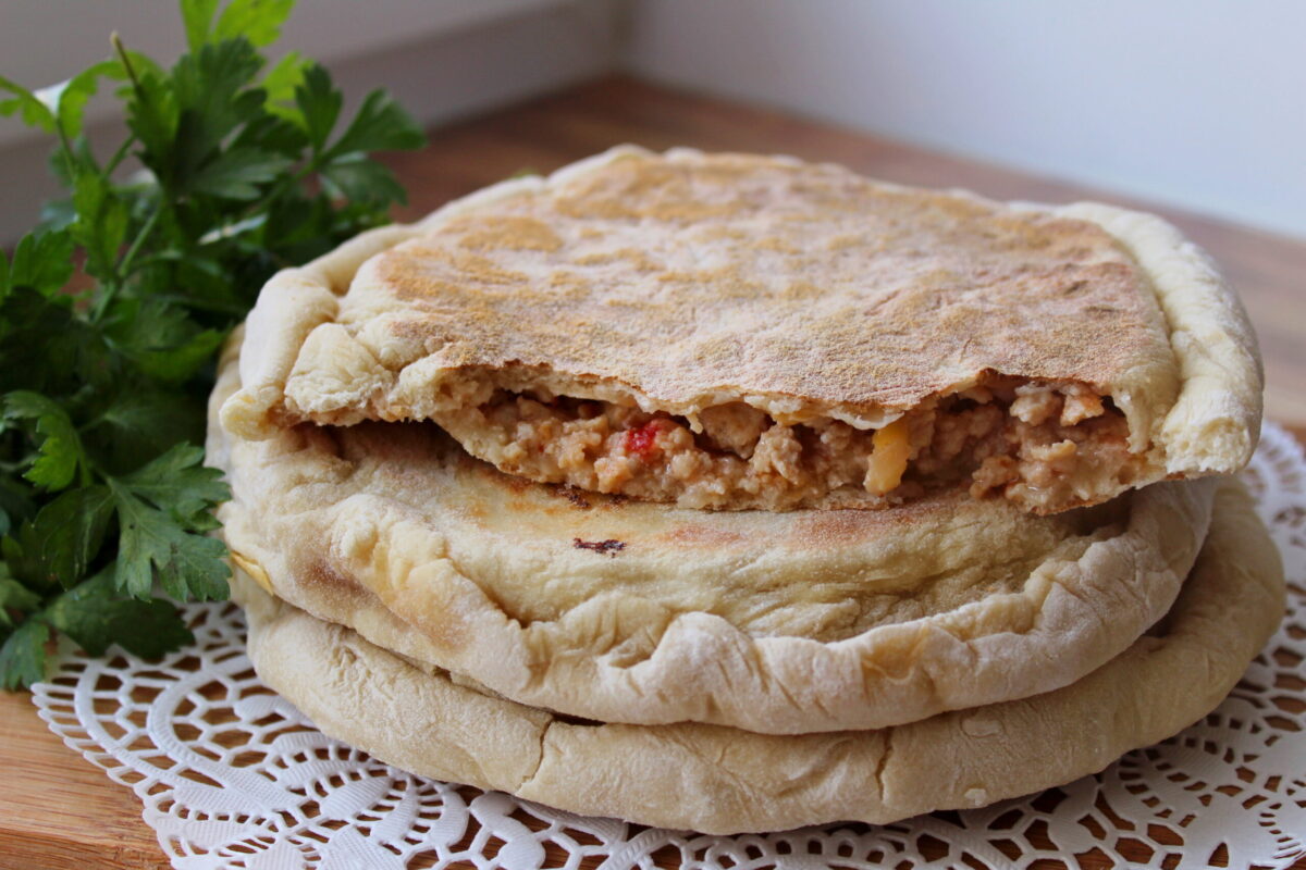 Лепешки на сковороде с мясным фаршем и сыром